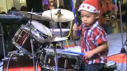 4 - годишно момче свири на барабани 