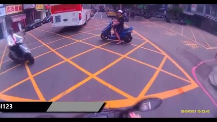 Водач на скутер се сблъсква с мини камион