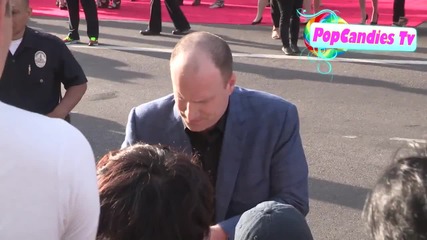 Продуцента Кевин Фейги раздава автографи на премиерата на филма си Ант - Мен (2015)