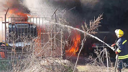 Пожар в автоморга в Хасково, горяха десетки автомобили