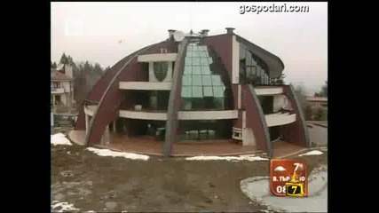 Малка спретната къщурка с 20 декара отпред