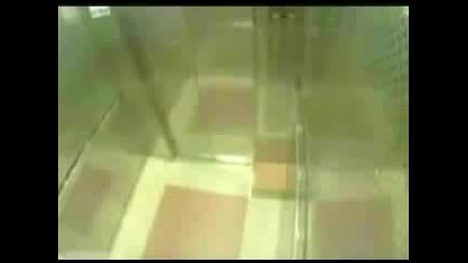 Малко момиче пребива изнасилвач в асансьор... смях..