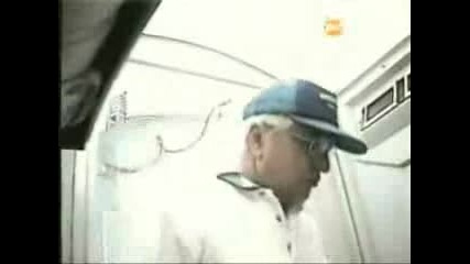 Скрита Камера - Луд Излиза От Тоалетната