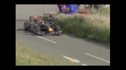 Луд фен прескача кола от Формула 1