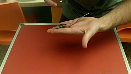 Piegare un cucchiaio con la mente Spiegazione trucchi di magia e giochi di prestigio