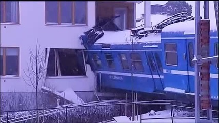 Жена открадна влак и се вряза в жилищна сграда в Швеция