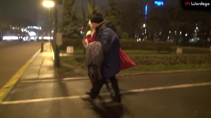 Дядо Коледа дава подаръци на бездомни