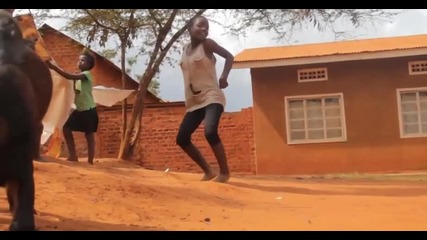 Деца от Уганда играят на песен на Джъстин Бийбър