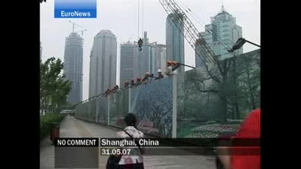 Спайдърмен се катери по сграда в Шанхай, Китай 
