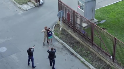 Войник спасява жена по време на снимки - Русия