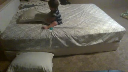 Бебе намери хитър начин да слезе от леглото