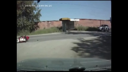 Самонадеян моторист се намери под лека кола!