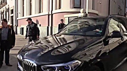 Експерти описват колекцията на Божков, полицаи откараха един от джиповете му