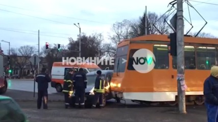 Трамвай удари кола на столичен булевард