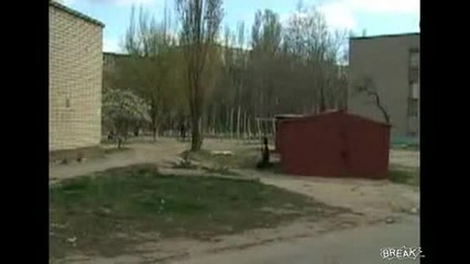 Идиот се пребива жестоко - смях