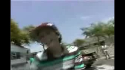 Луд Skater Прескача Движеща Се Кола