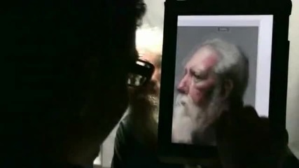Рисуване с пръст върху Apple ipad на живия модел David Kassan