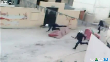 Бахрейнски полицай по лице
