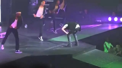 Justin Bieber throws up on stage in Arizona
