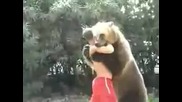 Смелчага се бори с мечка
