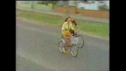 Смях! Секси маце на велосипед и кои я зяпат?