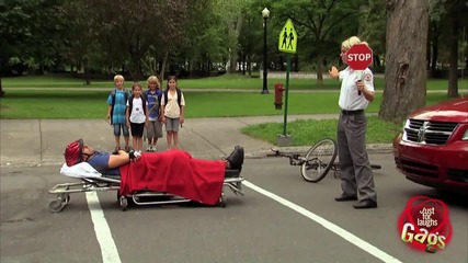 Непослушни деца тъпчат ранен велосипедист - Скрита Камера