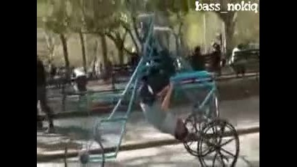 Мъж кара колело на обратно 