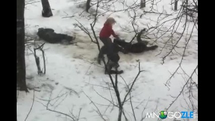 Момиче пребива трима
