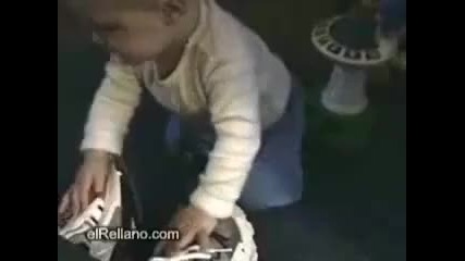 Бебе се плаши от собственото си пръцкане :) 