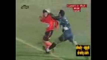 Футболист вкарва от засада и вратаря го бие 