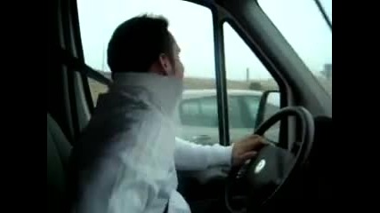 Луд Пич дивее на работа