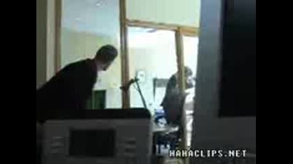 Angry worker Ko himself in office video clip 