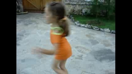 Дете Танцува Пред Камера