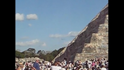 Посрещане на пролетното равноденствие - Пирамидата в Чичен Итца, Мексико. 21.03.2012 г.