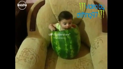 Бебе яде огромна диня