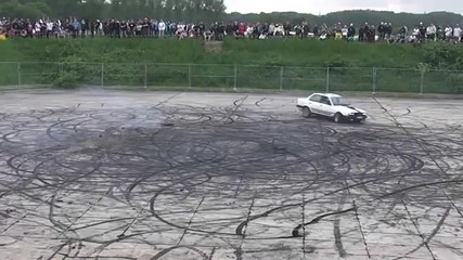 Palenie gumy Bmw E30 ( chyba 1.8 ) bez szpery 