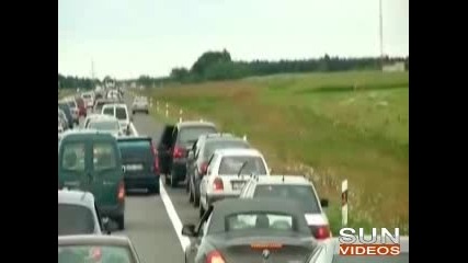 Луда блондинка се сбива на пътя... 