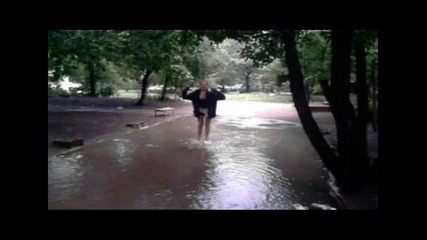 Двама луди джапат в Big локва след дъжда . ненормална работа