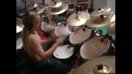 Момче прави страшен cover