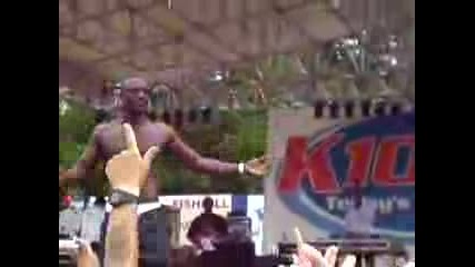 Akon Throws Kid Spike 