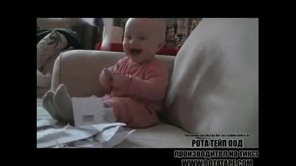 Забавно бебе се смее истерично