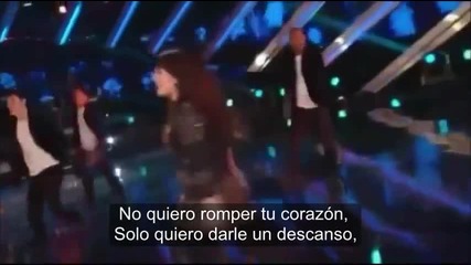 деми пее Give Your Heart A Break на живо на наградите на Vh1 Divas(цялото испалнение...)