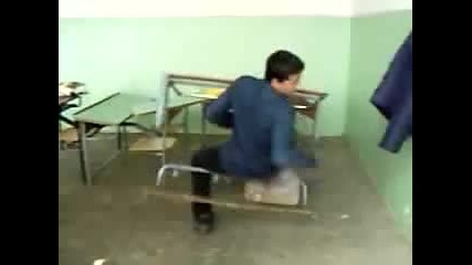 откачен ученик разбива чин в класната стая 