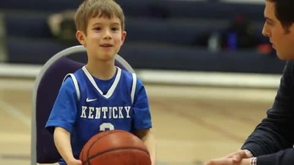 Момче с една китка мечтае да играе баскетбол