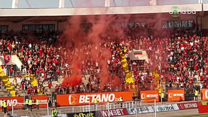 Димки от "червените" фенове