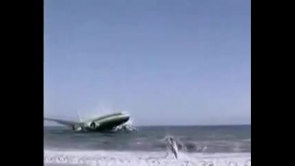Вижте как самолет се приземява аварийно на плажа пред хората