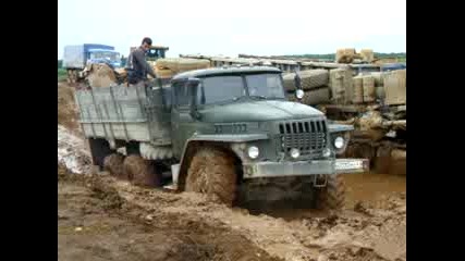 Камиони в руската кал