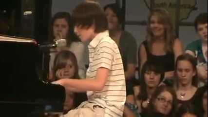 13 годишно момче пее песен на Lady Gaga 