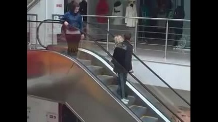 Блондинка изкачва ескалатор. Няма такъв смях!!! :)