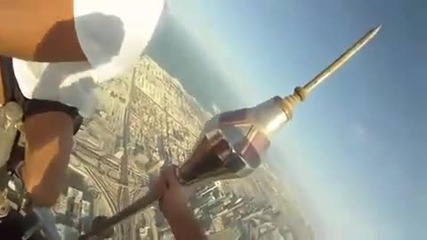 Седейки на върха на най - високата сграда в света. 